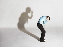 小伙坚信世界末日致精神分裂